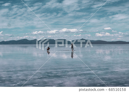 Endless landscapes with reflection like mirror of sky in Salar de Uyuni, Bolivia 68510158