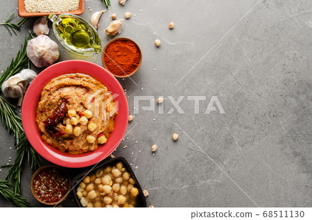 Hummus topped with chickpeas, olive oil, green Hummus topped with chickpeas, olive oil, green 68511130