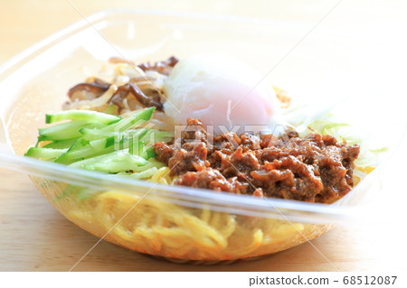 美味的冰鮮tantan麵條和煮雞蛋 美味的冰鮮tantan麵條和煮雞蛋 68512087