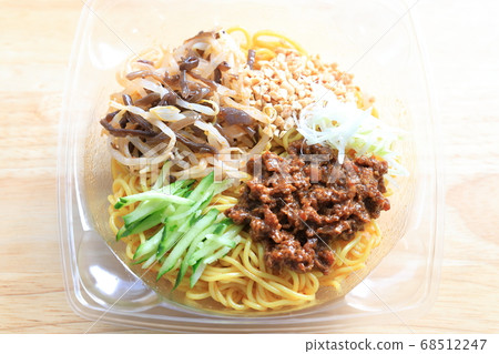 Delicious chilled tantan noodles 68512247