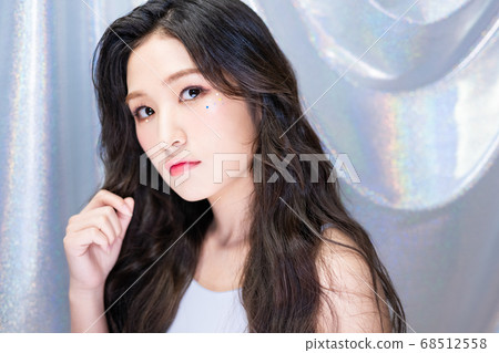 Woman colorful 68512558