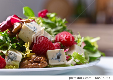 Green salad with blue cheese , raspberry and nuts Green salad with blue cheese , raspberry and nuts 68513983