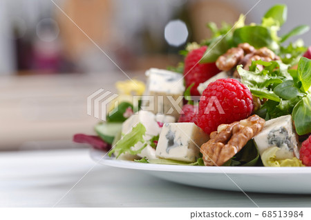 Green salad with blue cheese , raspberry and nuts Green salad with blue cheese , raspberry and nuts 68513984