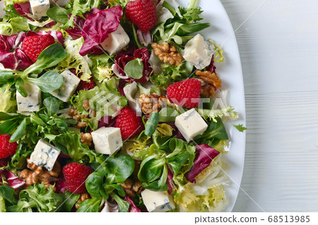 Green salad with blue cheese , raspberry and nuts 68513985