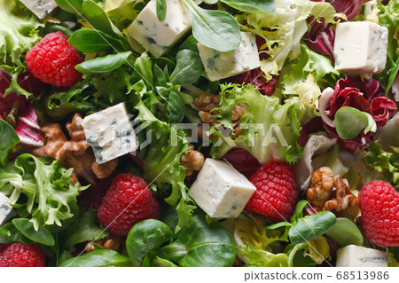 Green salad with blue cheese , raspberry and nuts Green salad with blue cheese , raspberry and nuts 68513986
