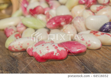 Lima beans in burlap bag 68516032