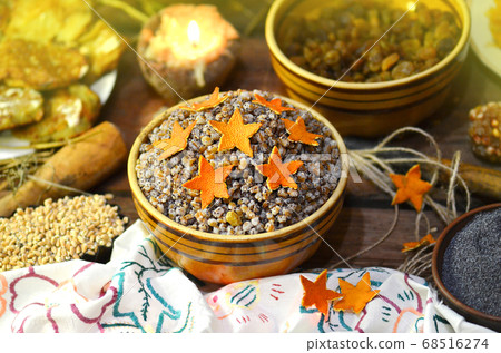 Christmas kutya made of poppy seed, nuts and honey 68516274