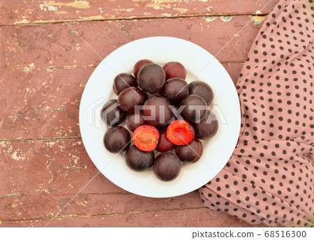 Fresh ripe plums Fresh ripe plums 68516300