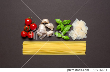 Spaghetti and the sauce ingredients, top view. 68516681