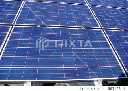 產生太陽能的太陽能電池板 產生太陽能的太陽能電池板 68516844