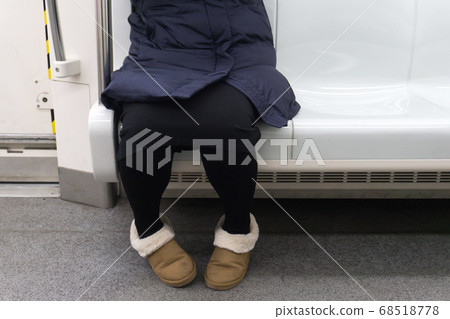 午夜火車上的一名乘客 68518778