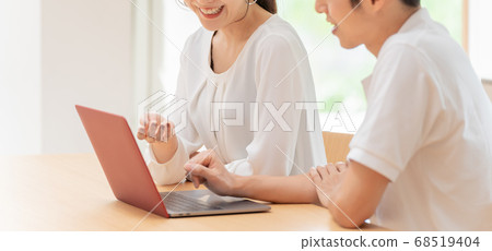 A couple using a personal computer 68519404