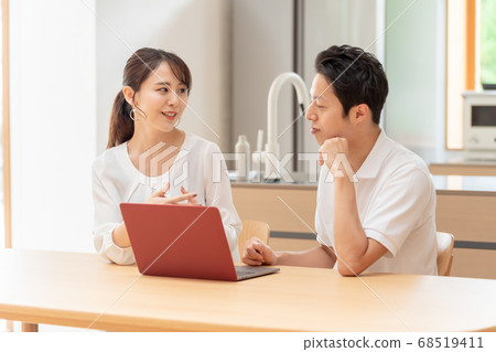 A couple using a personal computer 68519411