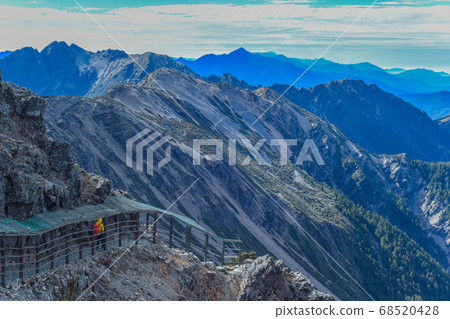 台灣百岳-玉山主峰 北峰 登山步道 碎石坡與東埔溪谷 台灣百岳-玉山主峰 北峰 登山步道 碎石坡與東埔溪谷 68520428