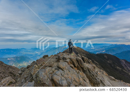 台灣百岳-玉山主峰 北峰 登山步道 碎石坡與東埔溪谷 台灣百岳-玉山主峰 北峰 登山步道 碎石坡與東埔溪谷 68520430