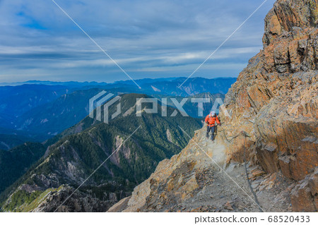 台灣百岳-玉山主峰 北峰 登山步道 碎石坡與東埔溪谷 台灣百岳-玉山主峰 北峰 登山步道 碎石坡與東埔溪谷 68520433