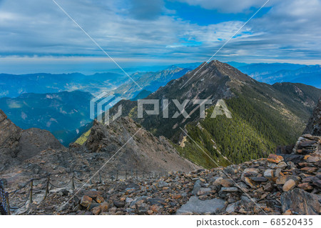 台灣百岳-玉山主峰 北峰 登山步道 碎石坡與東埔溪谷 台灣百岳-玉山主峰 北峰 登山步道 碎石坡與東埔溪谷 68520435