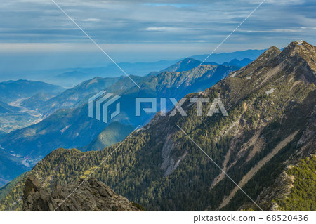 台灣百岳-玉山主峰 北峰 登山步道 碎石坡與東埔溪谷 台灣百岳-玉山主峰 北峰 登山步道 碎石坡與東埔溪谷 68520436