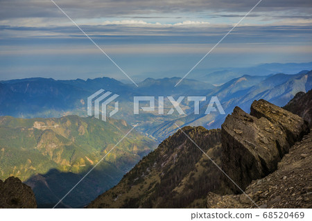 台灣百岳-玉山主峰 北峰 登山步道 碎石坡與東埔溪谷 台灣百岳-玉山主峰 北峰 登山步道 碎石坡與東埔溪谷 68520469