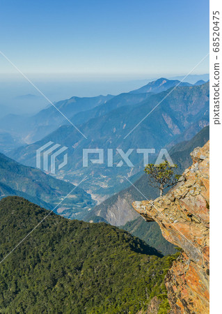 台灣百岳-玉山主峰 北峰 登山步道 碎石坡與東埔溪谷 68520475