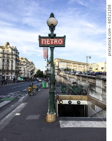Paris subway entrance 68521208