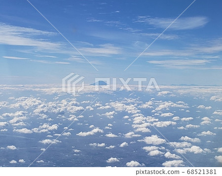 富士山在晴朗的秋季天氣出現在雲海中[9月] 68521381