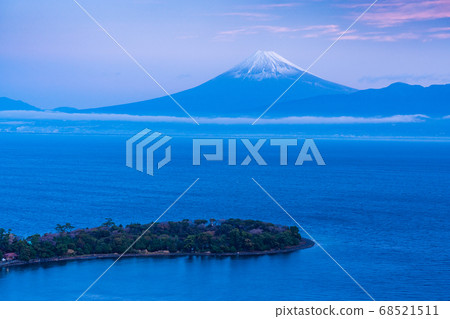 (Shizuoka Prefecture) Mt. Fuji over Oceanazaki (Osezaki) 68521511