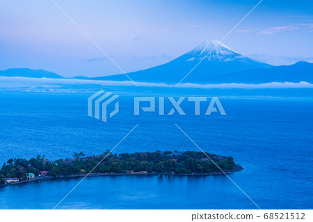 (Shizuoka Prefecture) Mt. Fuji over Oceanazaki (Osezaki) 68521512