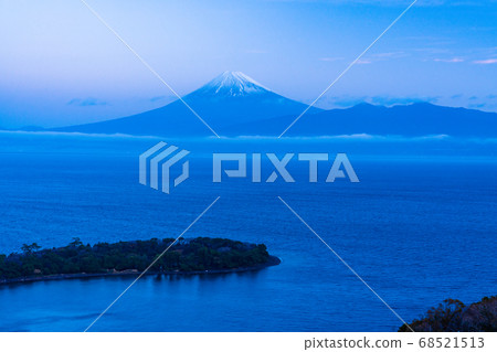 (Shizuoka Prefecture) Mt. Fuji over Oceanazaki (Osezaki) 68521513