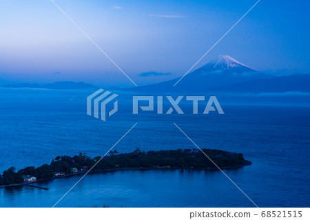 (Shizuoka Prefecture) Mt. Fuji over Oceanazaki (Osezaki) 68521515