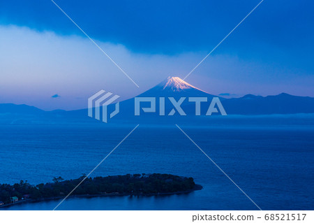 (Shizuoka Prefecture) Mt. Fuji over Oceanazaki (Osezaki) 68521517