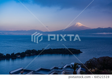 (Shizuoka Prefecture) Mt. Fuji over Oceanazaki (Osezaki) 68521519