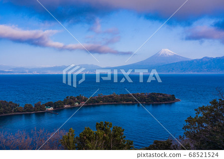 (Shizuoka Prefecture) Mt. Fuji over Oceanazaki (Osezaki) 68521524