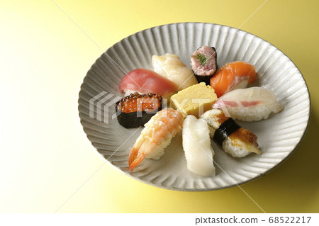 金槍魚，扇貝，鮭魚，鮭魚，鮭魚子，鯛魚，魷魚，鰻魚，握壽司卷裝在一個圓形的平板上 68522217