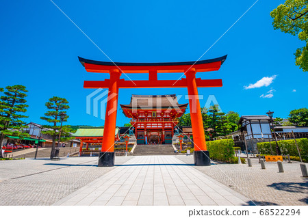 Fushimi Inari Taisha's large torii gate and tower gate 68522294