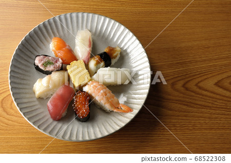 Tuna, scallop, salmon, salmon, salmon roe, sea bream, sea bream, squid, conger eel, nigito sushi rolled on a round flat plate (overview) Tuna, scallop, salmon, salmon, salmon roe, sea bream, sea bream, squid, conger eel, nigito sushi rolled on a round flat plate (overview) 68522308