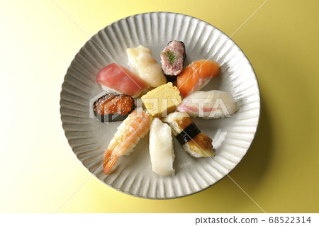 金槍魚，扇貝，鮭魚，鮭魚子，鮭魚，鯛魚，魷魚，鰻魚，握壽司在圓形平板上滾動（概覽） 68522314