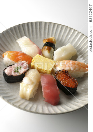 Tuna, scallop, salmon, salmon, salmon roe, sea bream, sea bream, squid, conger eel, nigito sushi served on a round flat plate (white background) 68522467