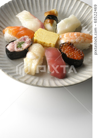 金槍魚，扇貝，鮭魚，鮭魚，鮭魚卵，鯛魚，鯛魚，魷魚，鰻魚，日式壽司放在圓形平板上（白色背景） 68522469