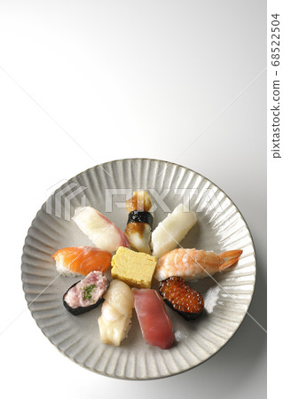 Tuna, scallop, salmon, salmon, salmon roe, sea bream, sea bream, squid, conger eel, nigito sushi served on a round flat plate (white background) 68522504