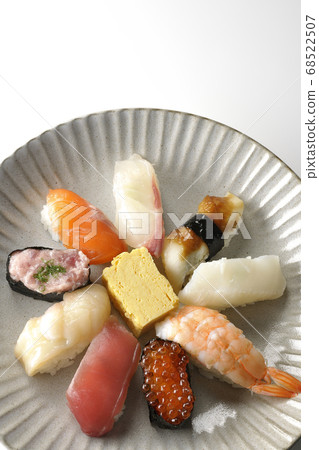 Tuna, scallop, salmon, salmon, salmon roe, sea bream, sea bream, squid, conger eel, nigito sushi served on a round flat plate (white background) 68522507