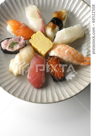 Tuna, scallop, salmon, salmon, salmon roe, sea bream, sea bream, squid, conger eel, nigito sushi served on a round flat plate (white background) 68522508
