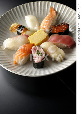 金槍魚,扇貝,鮭魚,鮭魚,鮭魚卵,鯛魚,鯛魚,魷魚,鰻魚,nigito壽司卷在圓形平板上(黑色背景) 金槍魚,扇貝,鮭魚,鮭魚,鮭魚卵,鯛魚,鯛魚,魷魚,鰻魚,nigito壽司卷在圓形平板上(黑色背景) 68522598
