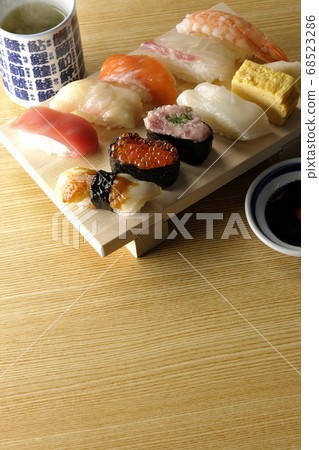 壽司金槍魚上的木log,扇貝,鮭魚,鮭魚,鮭魚卵,鯛魚,魷魚,鰻魚,握壽司和熱茶。 壽司金槍魚上的木log,扇貝,鮭魚,鮭魚,鮭魚卵,鯛魚,魷魚,鰻魚,握壽司和熱茶。 68523286