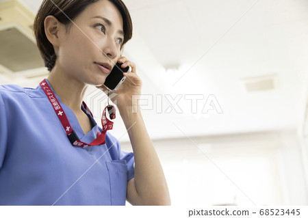 Female doctors and nurses making phone calls in the hospital 68523445