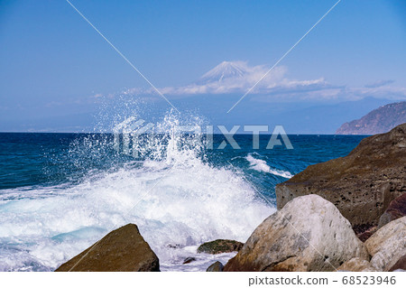 (靜岡縣)西伊豆海岸的海浪和富士山 (靜岡縣)西伊豆海岸的海浪和富士山 68523946