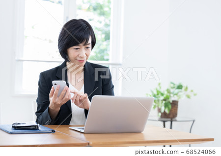 Business middle woman with smartphone 68524066