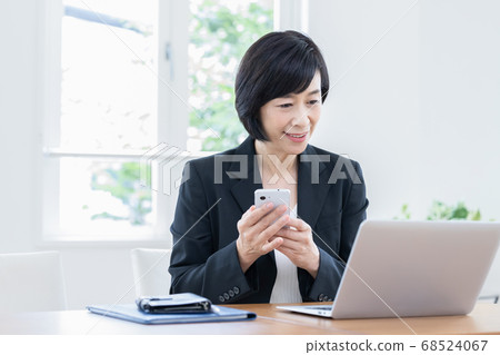 智能手機業務中層女人 68524067