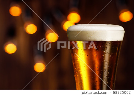 glass of beer with foam and bubbles 68525002