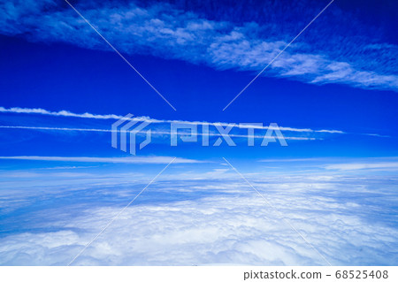 Scenery above the clouds The contrail and the blue sky stretch in a straight line 68525408